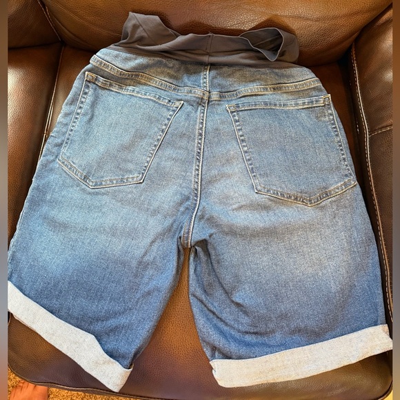 Old Navy Maternity Denim Shorts with Stretch Waistband - Picture 3 of 5